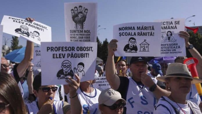 Mii de profesori din România protestează împotriva noilor reforme în educație